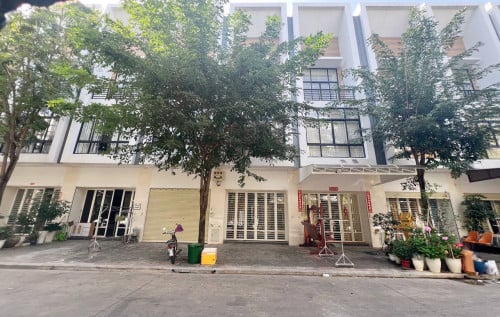 ផ្ទះអាជីវកម្ម សម្រាប់ជួល ក្នុងបុរីប៉េងហួតបឹងស្នោរ