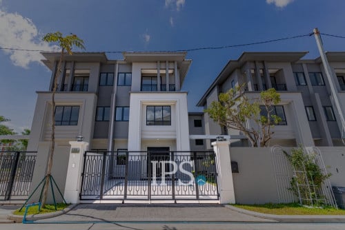 វីឡាឃីងមាន ៤បន្ទប់គេង សម្រាប់លក់ - បុរីជីបម៉ុង ហ្គ្រេន ភ្នំពេញ