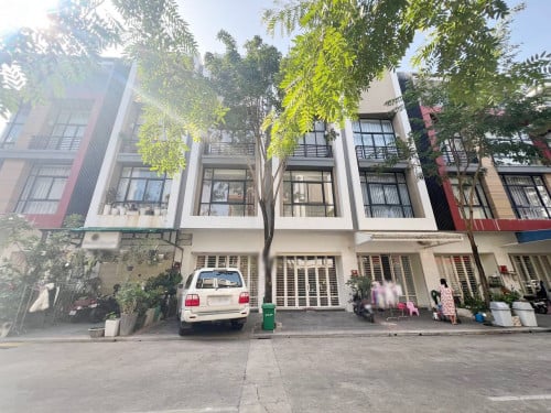 ផ្ទះអាជីវកម្ម 2ល្វែងសម្រាប់ជួល នៅបុរីប៉េងហួត បឹងស្នោរ |