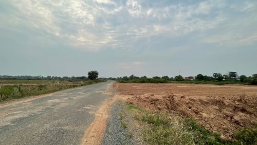 ដីក្រោយស្ដាតលីយ៉ុងផាត់ 20 x 100 កន្ទុយជាប់ព្រែក