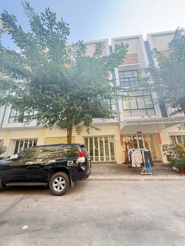 ផ្ទះជួលនីបុរីបេ៉ងហួតបឹងស្នា625$