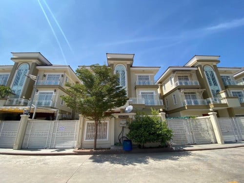 វីឡាភ្លោះសម្រាបលក់នៅបុរីហេងហៀង6A