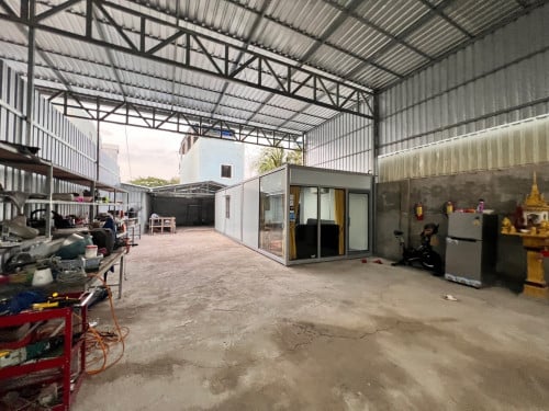 ឃ្លាំងជួល ក្បាល8m ចំរៅ32m បន្ទប់គេង១ បន្ទប់ទឹក២ ផ្ទះបាយ១ បន្ទប់ធ្វេីការ១