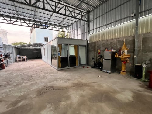 ឃ្លាំងជួល ក្បាល8m ចំរៅ32m បន្ទប់គេង១ បន្ទប់ធ្វេីការ១ បន្ទប់ទឹក2