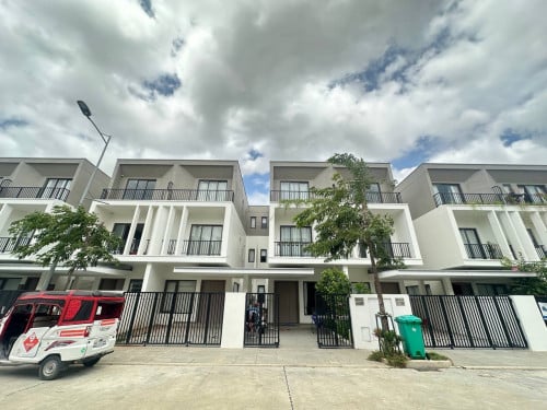 វីឡាភ្លោះតូច សំរាប់លក់បន្ទាន់នៅបុរីចន្ទគីរី នៅផ្លូវជាតិលេខ២ (A-03)