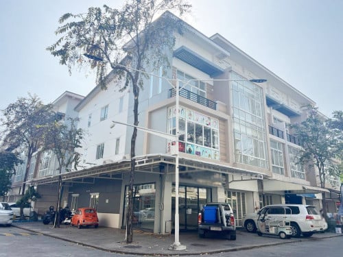 ផ្ទះអាជីវកម្ម សម្រាប់ជួល ក្នុងបុរីប៉េងហួតបឹងស្នោរ l