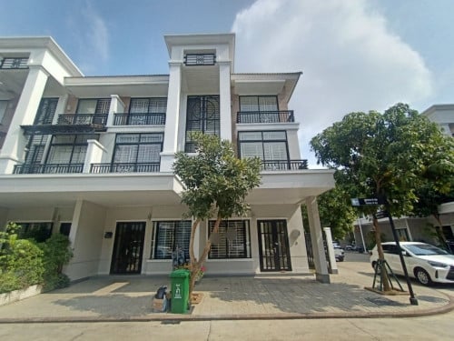 វីឡាLA កែង បុរីប៉េងហ៊ួតបឹងស្នោ - សម្រាប់លក់