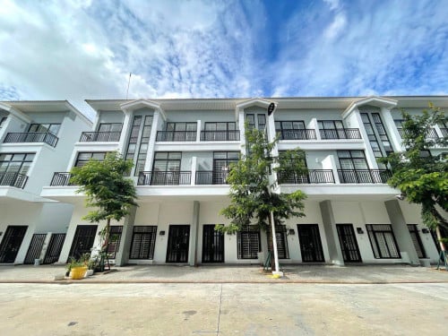 វីឡាកូនកាត់សម្រាប់លក់ | Link house LV For Sale