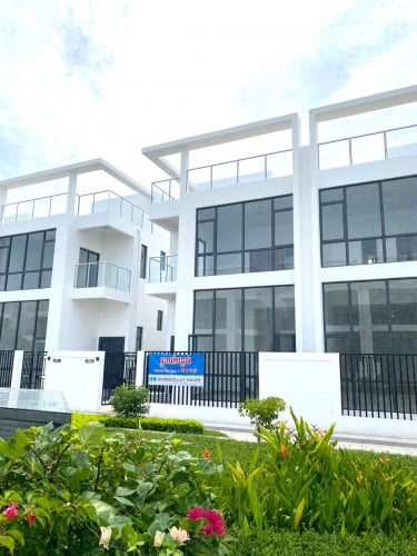 វីឡាភ្លោះលក់/ TwinVilla for sale/别墅出售 មុខសួនធំ