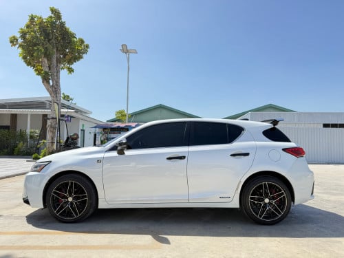 Ct200h full premium ឡានថ្មីគ្មានកន្លែងទាស់