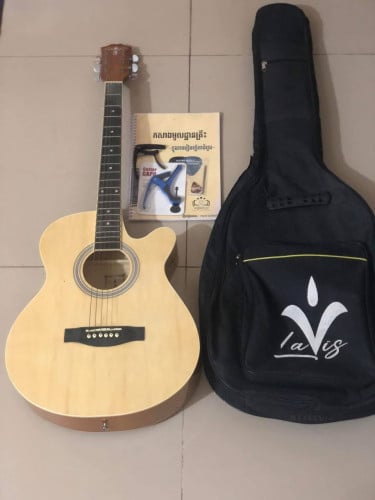 Guitar មួយទឹកថ្មី98%បងៗទិញមកថ្មីអត់ដែលមានពេលបានលេងទេ​ចង់លក់វិញ​បងៗ​តម្លៃអាចចចារបានទៀត