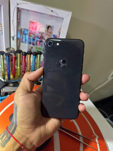IPhone8 64g មានស្កេនអេក្រង់សុីនអត់ជាប់អីទាំងអស់ថ្មប្ដូរថ្មីរួច100%ចង់បានឆាតម៉ូយ📥🙏