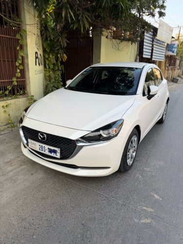Mazda 2 ឆ្នាំ​ 2023 កាលទិញថ្មីខ្លាញ់គោ