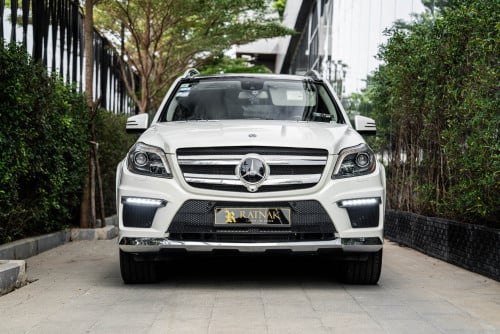 Mercedes-Benz GL 350 full-size luxury SUV