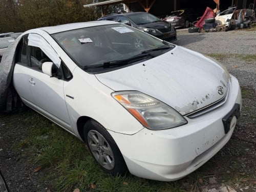 Prius white 09 half មានឃ្មុំ