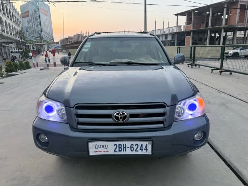 Toyota Highlander 2005 V4 ប៉ុងមួយ កៅអីចុច ក្នុងលឿង ពណ៌គយ ប្រភេទឡានមូលសានុំ តុបតែងហើយស្អាត
