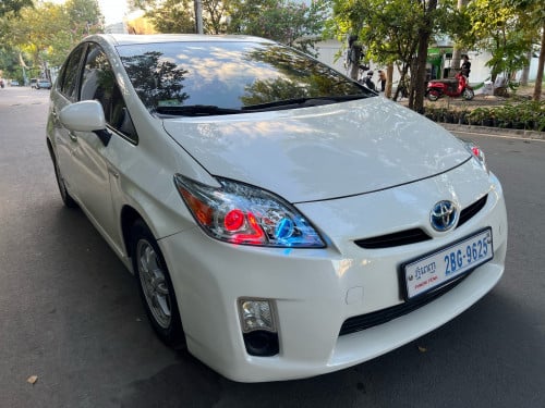 Toyota Prius សេរីឆ្នាំ2010 option 3ពណ៍កាំម៉ៃធានាឡានស្អាតអត់បុកអត់ច្រេៈប្រពន្ធ័ភ្នេឹងម៉ាអែម