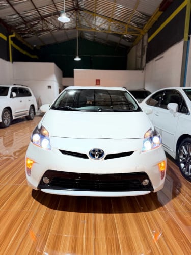 Toyota Prius Persona series 2013 ធានា​ឡាន​ស្អាត​ ថ្នាំ​សុីន​90%