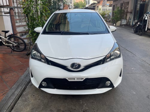 Vitz 2014 White ឡានមូល 100%