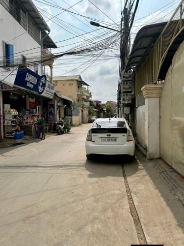 ផ្ទះជួរទីតាំងនៅភ្នំពេញ នៅលើផ្លូវធំ