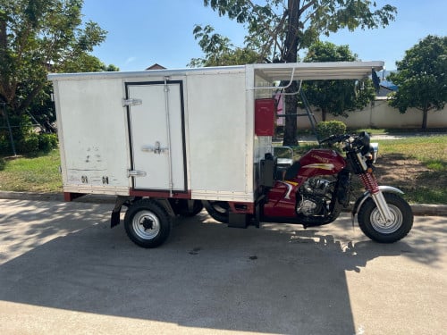 កង់បីនៅស្អាត់