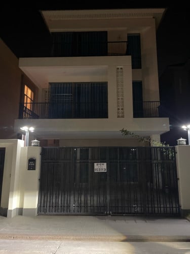 វីឡាទោលសំរាប៎ជួល នៅក្បែរអីអន3ផ្លូវ60M បុរីប៉េងហួត ដឹស្តាមេរ៉ាហ្គាដិន 有独栋别墅出租，靠近永旺3，60米路