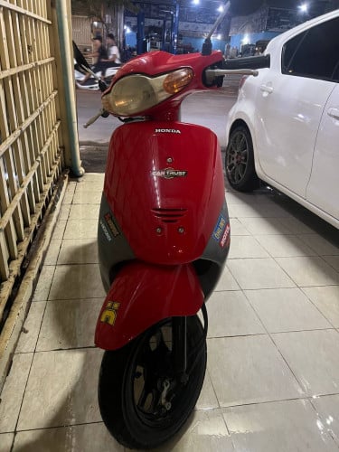 ម៉ាស៊ីននៅថ្មីស្អាត 98% ចរចារចុះបានតិចតួច Dio 50cc