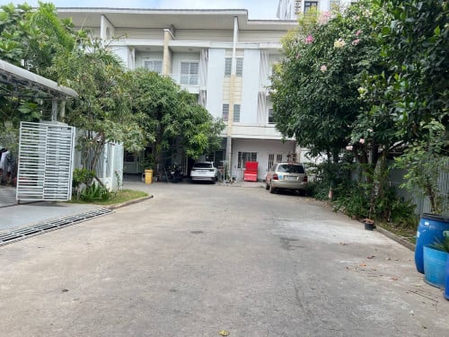 វីឡា LA ផ្ទះសល់ចំហៀង​ សម្រាប់លក់នៅ បុរី វ៉ារីណា ក្រាំងធ្នង់
