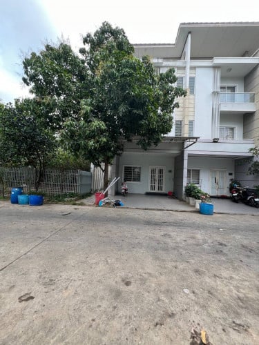វីឡា LA ផ្ទះសល់ចំហៀង​ សម្រាប់លក់នៅ បុរី វ៉ារីណា ក្រាំងធ្នង់