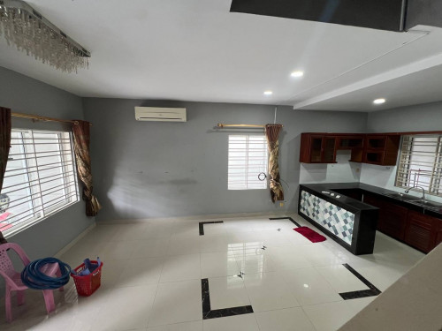 វីឡា LA ផ្ទះសល់ចំហៀង​ សម្រាប់លក់នៅ បុរី វ៉ារីណា ក្រាំងធ្នង់