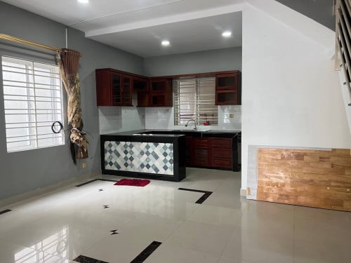 វីឡា LA ផ្ទះសល់ចំហៀង​ សម្រាប់លក់នៅ បុរី វ៉ារីណា ក្រាំងធ្នង់