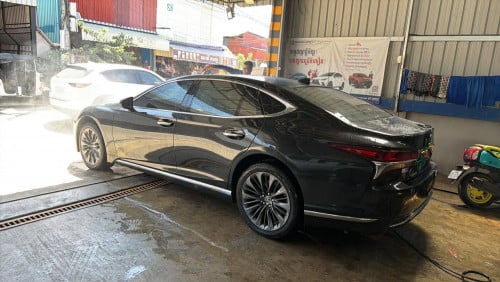 #Lexus LS 500h HYBRID Full Options Platinum • Year : 2018   ( Low Km ) + 4 Massage Seats