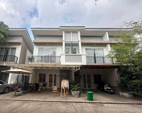 ផ្ទះវីឡា កូនកាត់ សម្រាប់លក់  នៅក្នុងបុរីប៉េងហួតបឹងស្នោរ (គម្រោង Mercurean II)