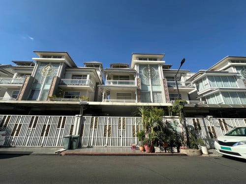 双拼别墅房子出租 ( Twin A For Rent ) 在 Orkide 2004 , 金边 ，柬埔寨。