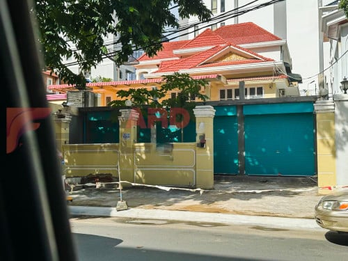 🏡 Commercial  5 Bedrooms Villa available for Rent- BKK1 Area (V63)