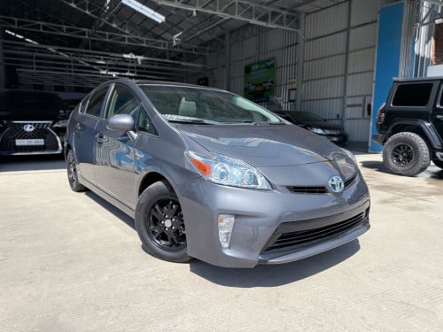2013 Toyota Prius Option 3 Solar ទើបរៀបចំហើយ