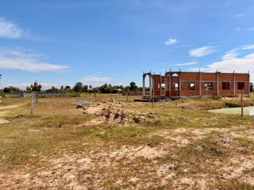 Hard Title Land at a Special Price in a Developing Area!