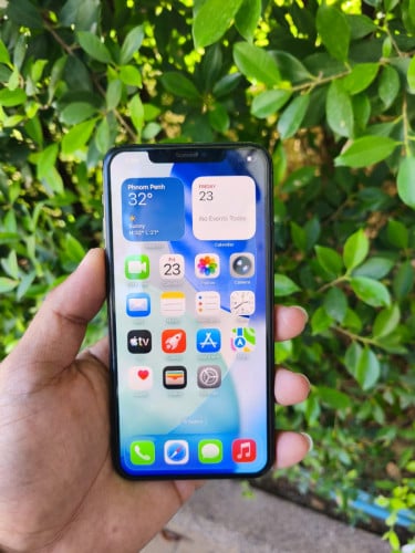 iphone 11 pro max 256G 190$ មានឆ្នាំងសាក ខ្សែសាក