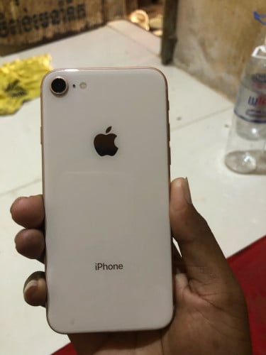 iPhone 8g 64g មានស្កេន ស្អាត 99% សានុំសុីន សុីនទំាងអស់