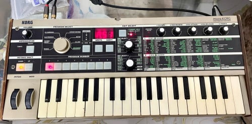 Korg microKORG Compact Analog Modeling Synthesizer w/Vocoder Mini Mic, 4 Voices and 6-step