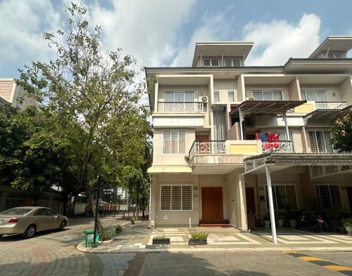Link house LA Corner 房子出租在 Peng Hout Bueng Snor ，铁桥头区, 金边 ，柬埔寨