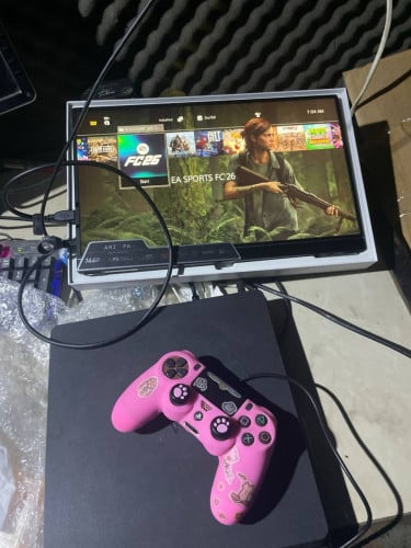 PS4 1TB JB 99% Free Game Full Original Controller $160