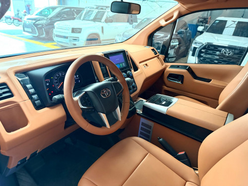 Toyota Haice 2026 ក្នុងVIP ពណ៍ទឹកក្រូច