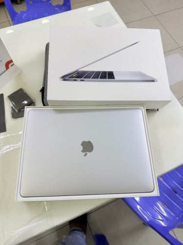 𝟐𝟎𝟏𝟗 𝐌𝐚𝐜𝐛𝐨𝐨𝐤 𝐏𝐫𝐨 𝐓𝐨𝐮𝐜𝐡 𝐛𝐚𝐫