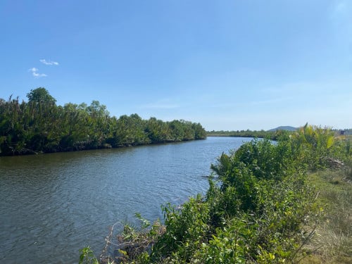 ដីលក់ជាប់ព្រែក