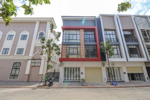 ផ្ទះកែងនៅក្នុងបូរីប៉ឹងហួតបឹងស្នាលក់150000$