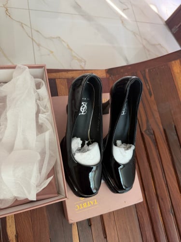 ស្បែកជើងកែងនារី ថ្មីប្រអប់ លេខ 36 មាន២គូរ