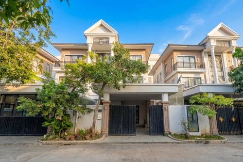 វីឡាភ្លោះ A លក់បន្ទាន់ ក្នុងគម្រោង១០ បុរីប៉េងហួតបឹងស្នោរ | Twin A For Sale in Project Euroville