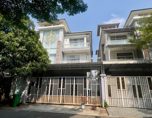 វិឡាភ្លោះសំរាបលក់ក្នុងបុរី Orkide ផ្លូវ២០០៤