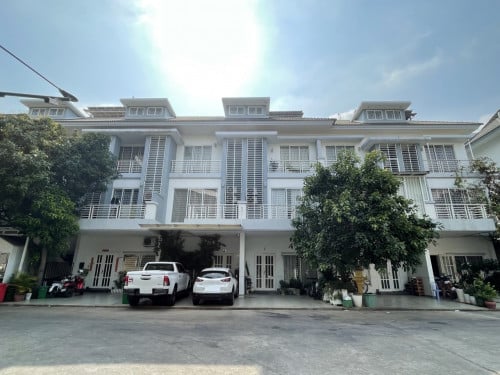 💥វីឡាកូនកាត់​ LA លក់តម្លៃល្អ នៅក្នុងបុរី ប៉េង​ ហួត​ The Star Emerald​